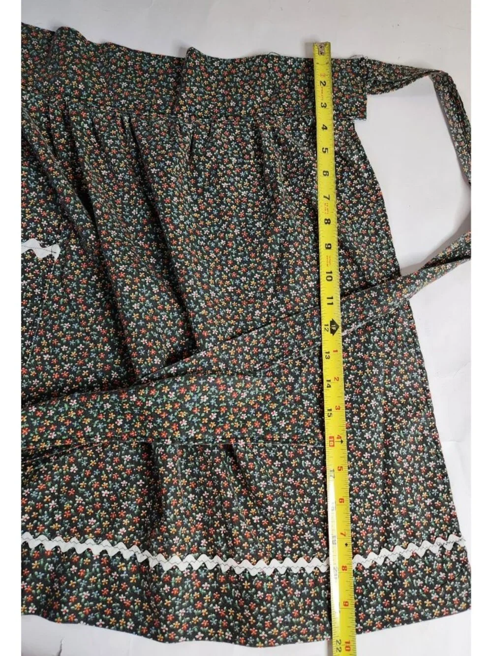 Apron Floral Pocket Rickrack Trim cottagecore grannycore Vtg country kitchen